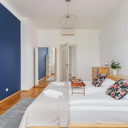 Slowacki Avenue Family By Renters