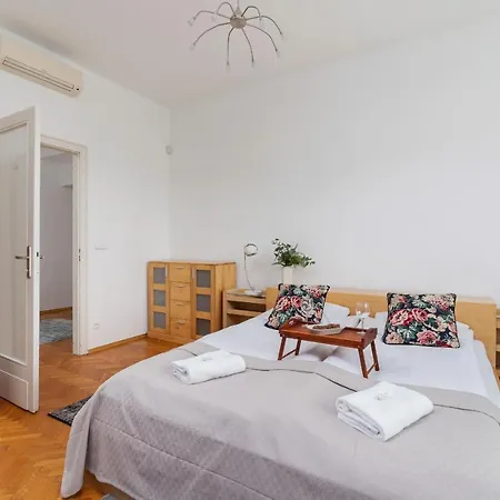Apartment Slowacki Avenue Family Cracow By Renters *